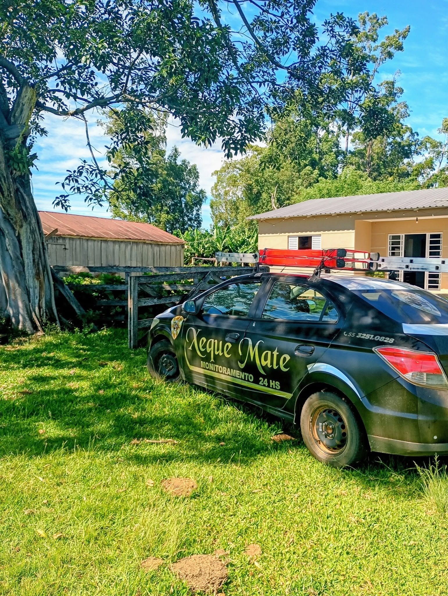 Veículo real da Xeque-Mate com equipamentos em atendimento a uma propriedade rural