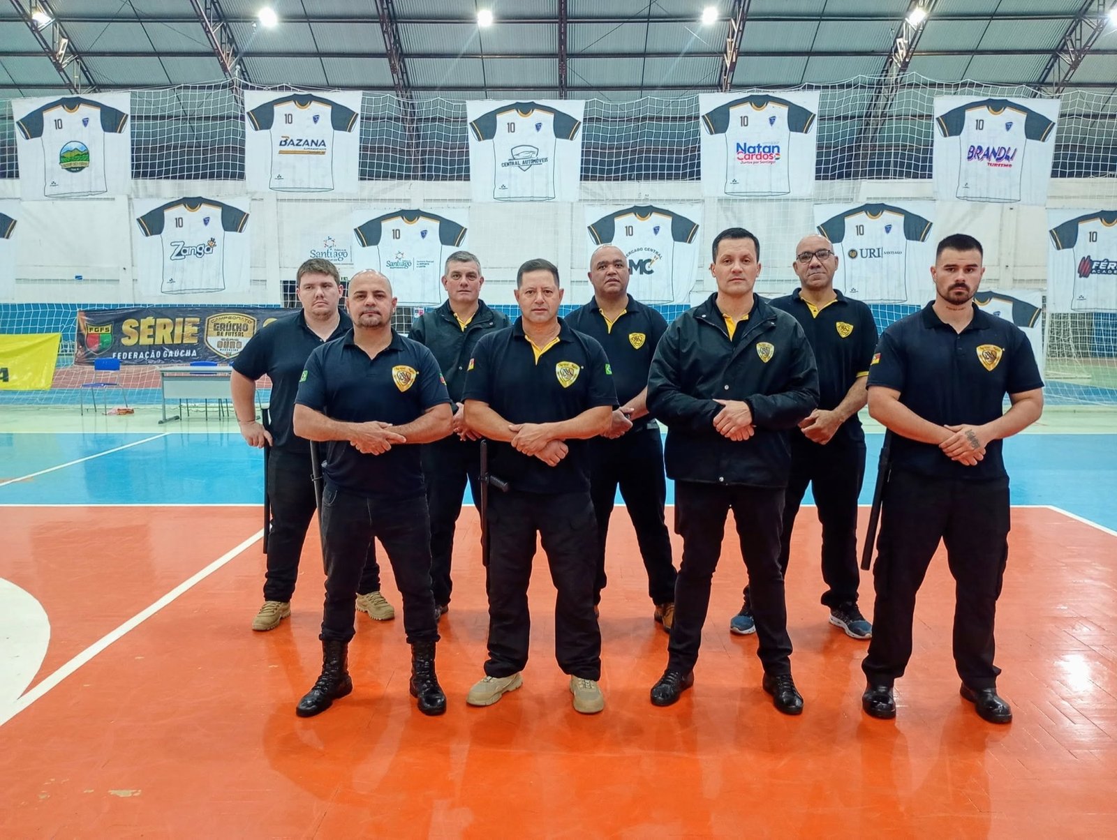 Equipe real da Xeque-Mate uniformizada em um ginásio