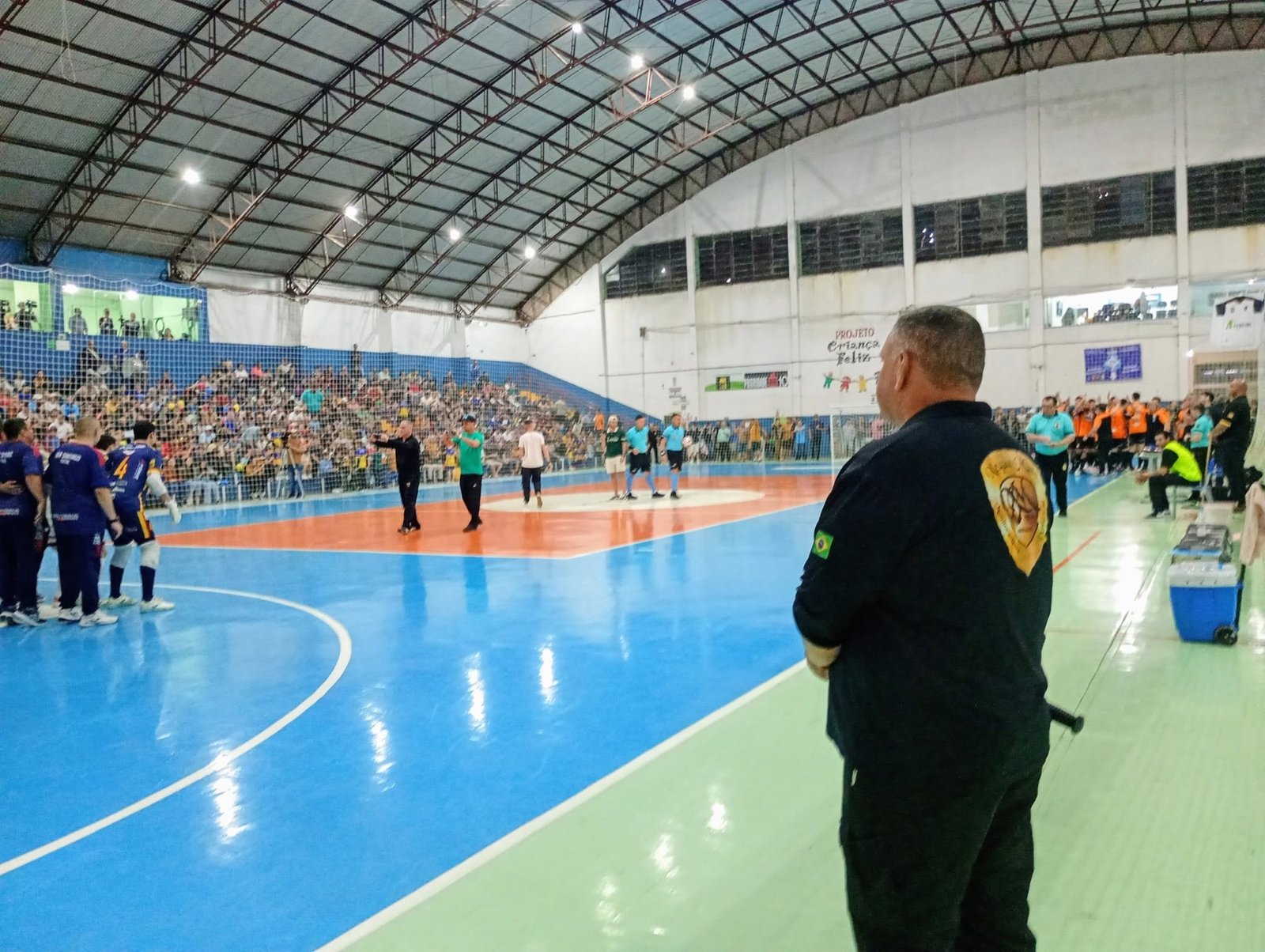 Profissional da Xeque-Mate em atuação durante evento em um ginásio