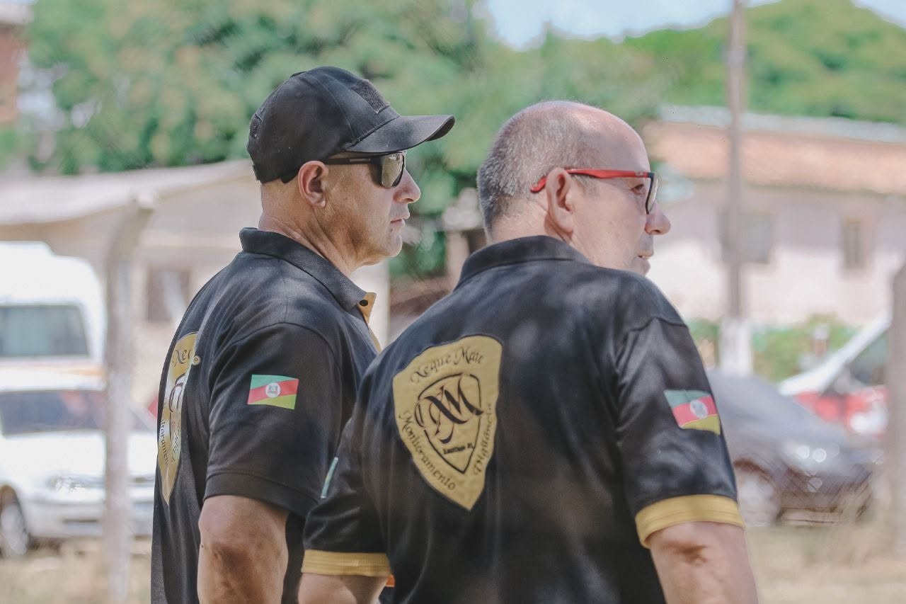 Dois profissionais da Xeque-Mate em contexto real de operação