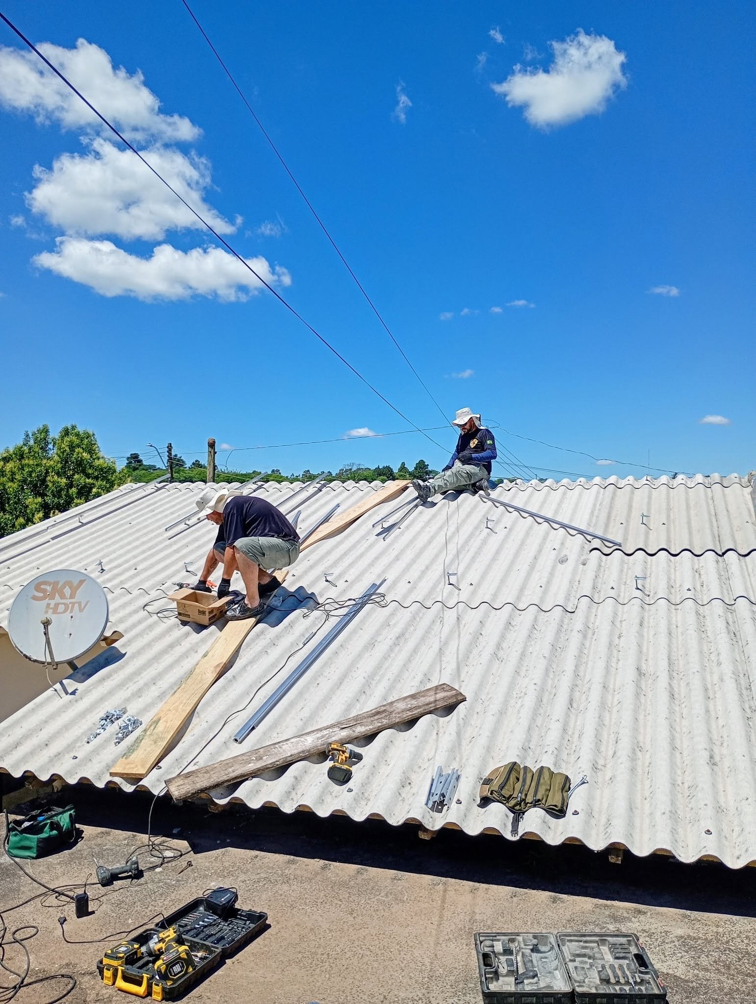 Profissionais da Xeque-Mate executando instalação solar em telhado