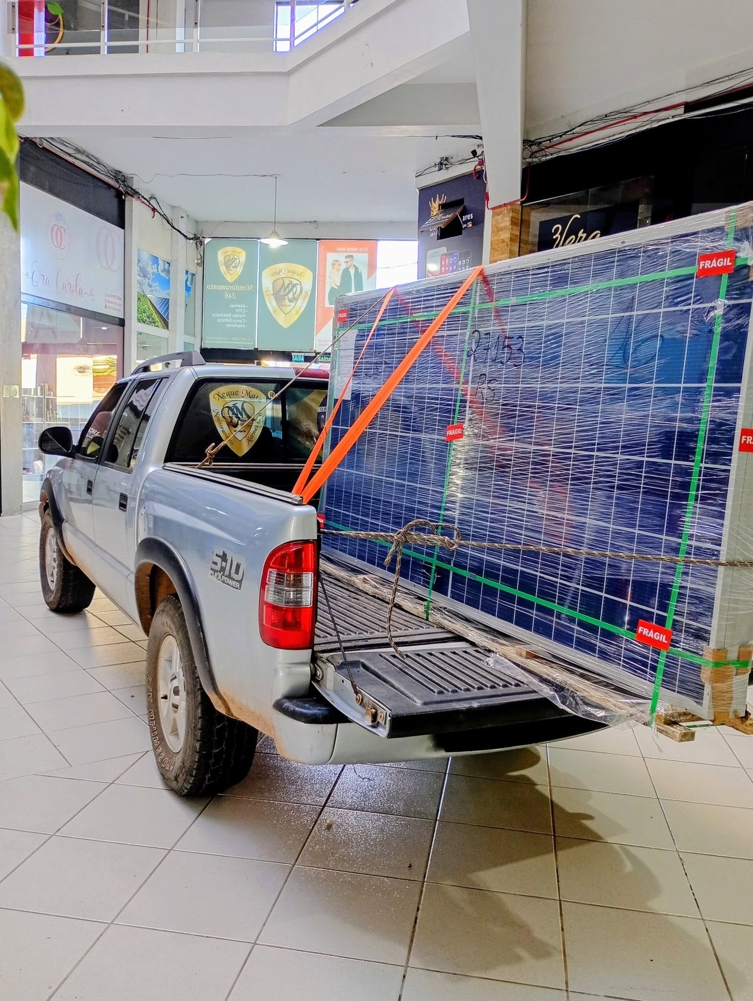 Veículo da Xeque-Mate transportando painéis solares
